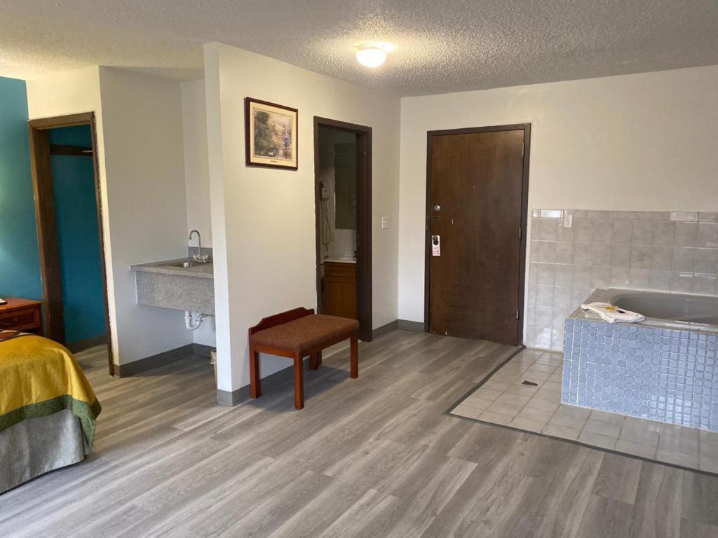 Americas Best Value Inn West Frankfort Exterior photo